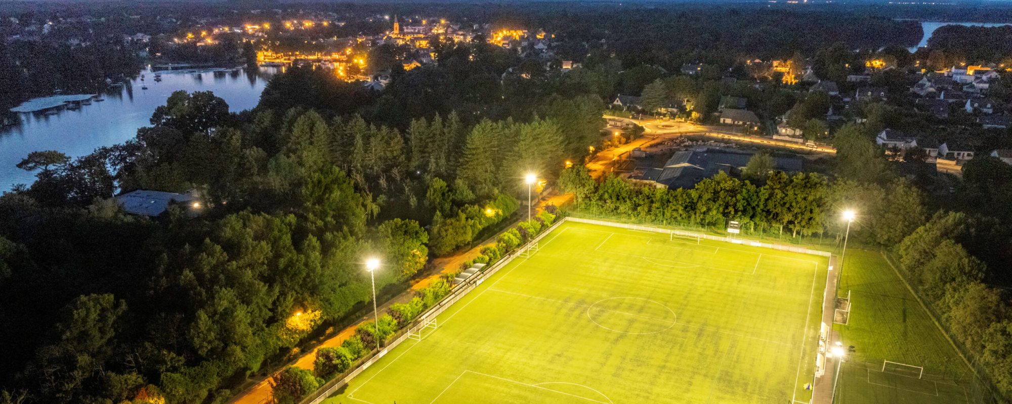 photo du nouvel éclairage du terrain de football municipal de Sucé sur Erdre photo du nouvel éclairage du terrain de football municipal de Sucé sur Erdre