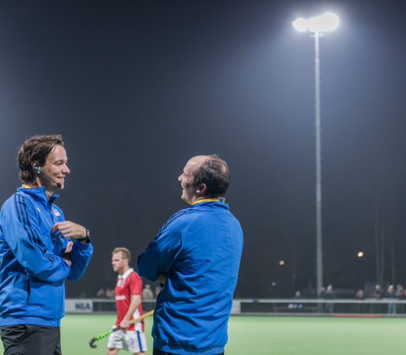 THC Hurley, scheidsrechters hebben een nabespreking. LED op Hurl